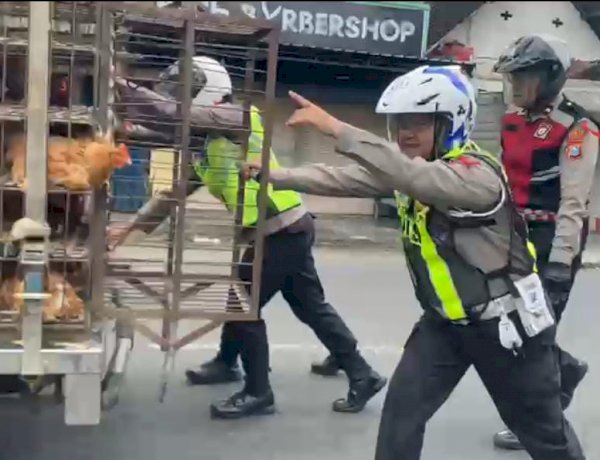 *Respon Cepat Tim Urai Polres Blitar Bantu Kendaraan Mogok, Arus Lalu Lintas Tetap Lancar*