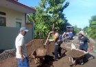 Anggota-Polsek-Krembung-Kerja-Bakti-Bareng-Warga-Renovasi-Mushola