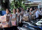 Polwan-Terjun-ke-Kebon-Jeruk,-Serahkan-Snack-hingga-Sembako-ke-Warga-Terdampak-Banjir