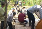 Polri-Bersama-Masyarakat-Bangun-Jembatan-Darurat,-Akses-Tiga-Kampung-di-Rusip-Antara-Kembali-Terhubung