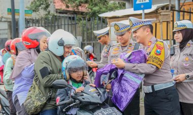 Operasi-Keselamatan-Semeru-2025-Polres-Jember-Berbagi-Puluhan-Jas-Hujan-untuk-Pengendara-Roda-Dua