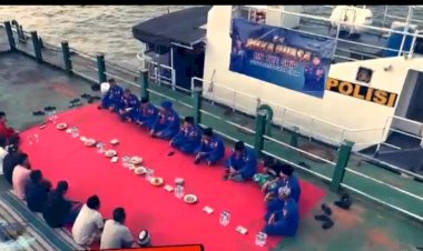 Momen-Ditpolairud-Polda-Jatim-Buka-Puasa-dan-Tarawih-Bareng-ABK-di-Tengah-Perairan-Surabaya