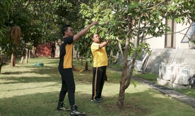 Anggota-Polisi-Kerja-Bakti-Ketahanan-Pangan-di-Mako-Polresta-Sidoarjo