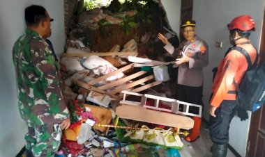 Kompak-Polisi-bersama-TNI-dan-BPBD-Tangani-Bencana-Longsor-di-Ponorogo