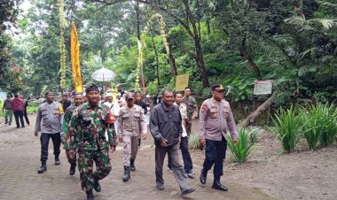 Polres-Probolinggo-Kawal-Kegiatan-Adat-Mendak-Tirta-di-Air-Terjun-Madakaripura-Jelang-Yadnya-Kasada