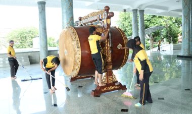 Bersihkan-Masjid-Agung,-Puluhan-Personel-Polres-Bangkalan-Gelar-Bakti-Religi-Sambut-Hari-Bhayangkara-ke---79