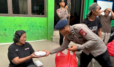 Brimob-Gelar-Dapur-Lapangan-di-Kampung-Melayu,-Bantu-Warga-Terdampak-Banjir