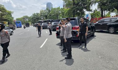 Massa-Aksi-Buruh-di-Jatim-Berjalan-Tertib,-Polresta-Sidoarjo-Kawal-Hingga-Batas-Kota-Surabaya