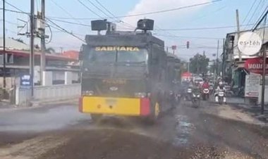 Polres-Gresik-Terjunkan-Water-Cannon-Respon-Keluhan-Warga-Soal-Jalan-Berdebu-Imbas-Proyek-Pelebaran