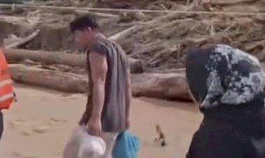 Aksi-Heroik-Brimob-Gendong-Bayi-Seberangi-Jembatan-Nyaris-Roboh-di-Tapanuli-Selatan