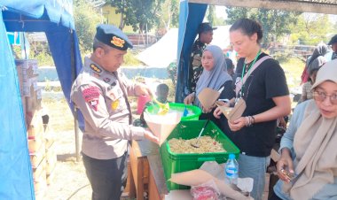 Pelayanan-Makanan-dan-Evakuasi-Korban-Gempa-oleh-SAR-Korbrimob-Polri-di-Manggarai-Timur