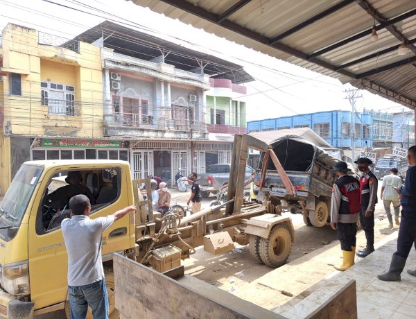 Dari Jalan Tergenang ke Bengkel Perbaikan Polisi gunakan towing Evakuasi Mobil Warga Pascabanjir