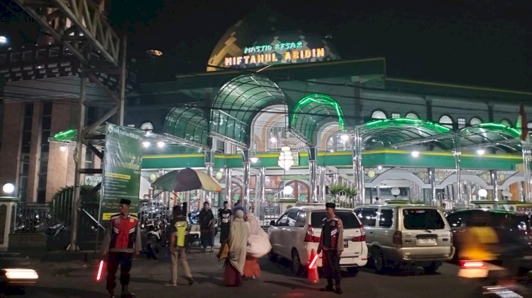 Berikan Rasa Aman dan Nyaman Ibadah, Polsek Krian Siagakan Anggota