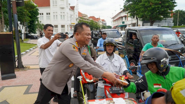 Berkah Ramadan Kapolrestabes Surabaya Bagikan 300 Paket Takjil