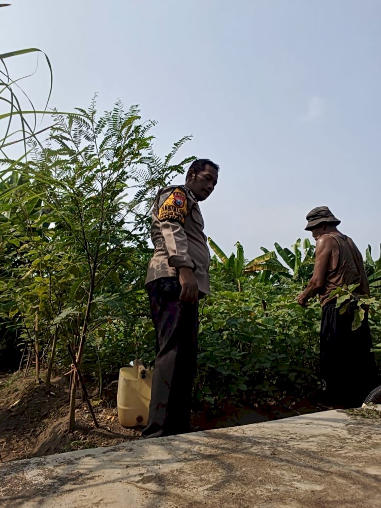 Kepedulian Bhabinkamtibmas Tambak Kalisogo kepada Lansia Penggerak Ketahanan Pangan di Tengah Patroli