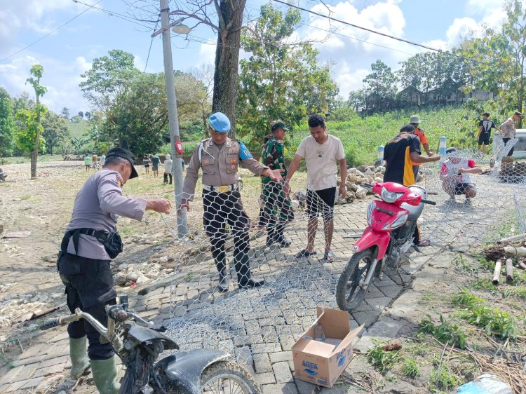 Solid, Polisi dan TNI bersama Warga Pasang Bronjong Cegah Longsor di Bojonegoro