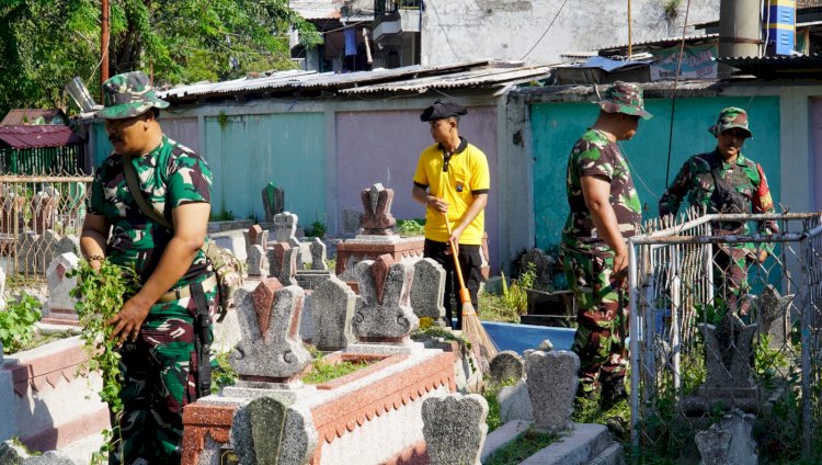 Kompak, TNI dan Polisi Bakti Religi Sambut Hari Bhayangkara ke -79 Bersihkan Makam Pegirikan Surabaya