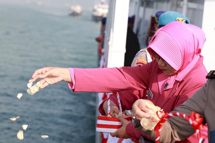 Polda Jatim Tabur Bunga di Laut Kenang Semangat Juang Pahlawan di Hari Bhayangkara ke -79