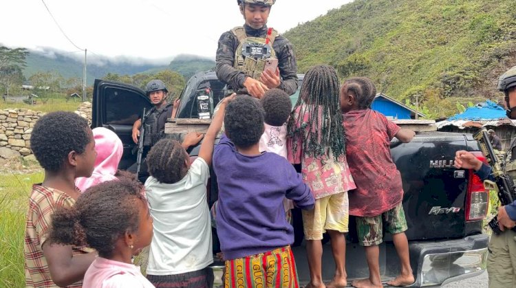 Personel Ops Damai Cartenz Sambangi Anak-anak di Puncak Jaya
