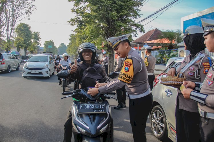 Bukan Razia Biasa, Polres Jember Jadikan Operasi Patuh Semeru Aksi Senyum dan Cokelat untuk Keselamatan