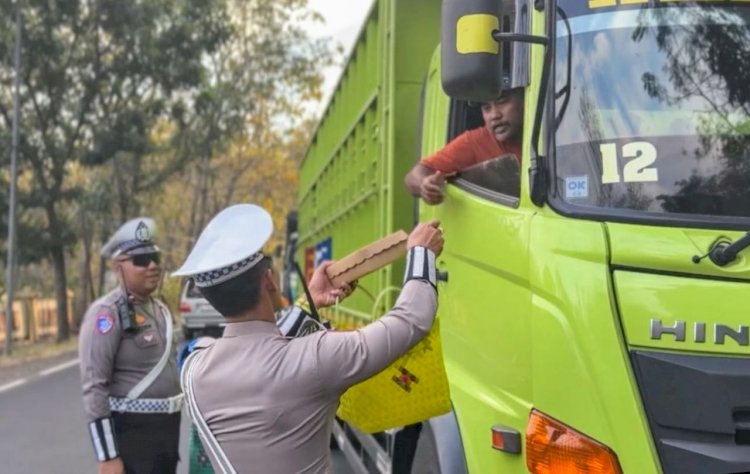 Polantas Berbagi Nasi Kotak untuk Pengendara Terjebak Macet di Hutan Baluran, Sopir Truk : Polisi Situbondo Luar Biasa