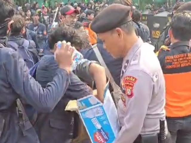 Polisi Bagikan Air Mineral kepada Massa Demo di Senayan