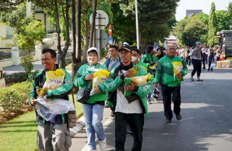 Polda Jatim Peduli Masyarakat Gelar Baksos Salurkan Bantuan untuk Ribuan Warga