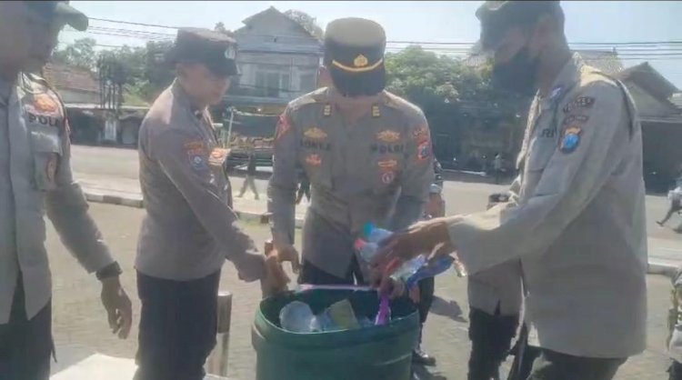 Salut, Personel Polres Blitar Bersihkan Sampah Usai Layanan Pengamanan Aksi Unjuk Rasa