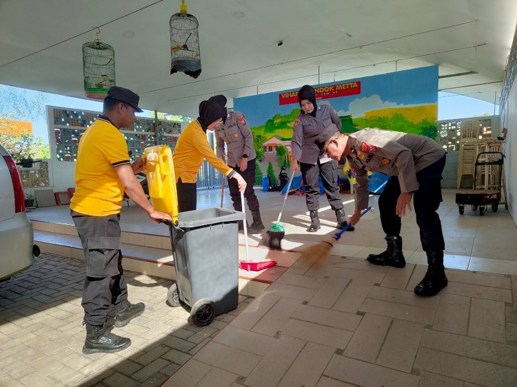 Sambut Hari Bhayangkara ke-80, Polres Malang Bersih-Bersih Vihara di Lawang